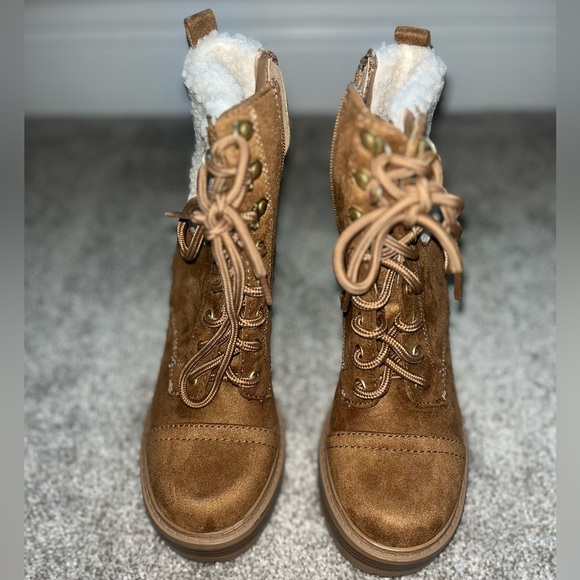 Boots with Fur - Picture 4 of 5